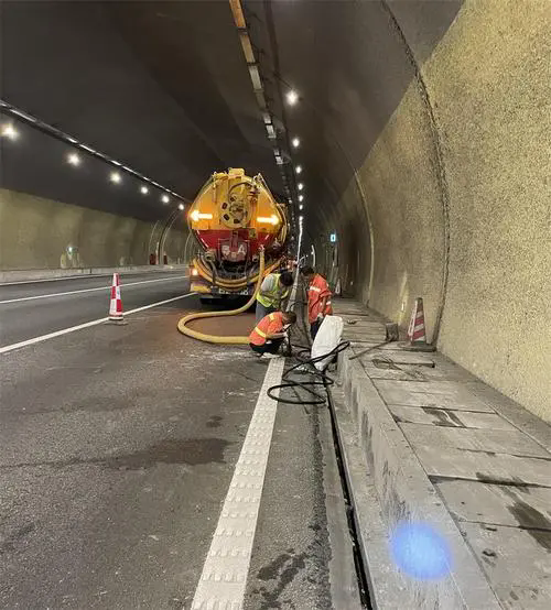 台山隧道排水渠清淤